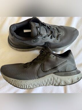 Nike Renew Run Men’s Size 11 Gray Black Running Shoes CZ9263-001